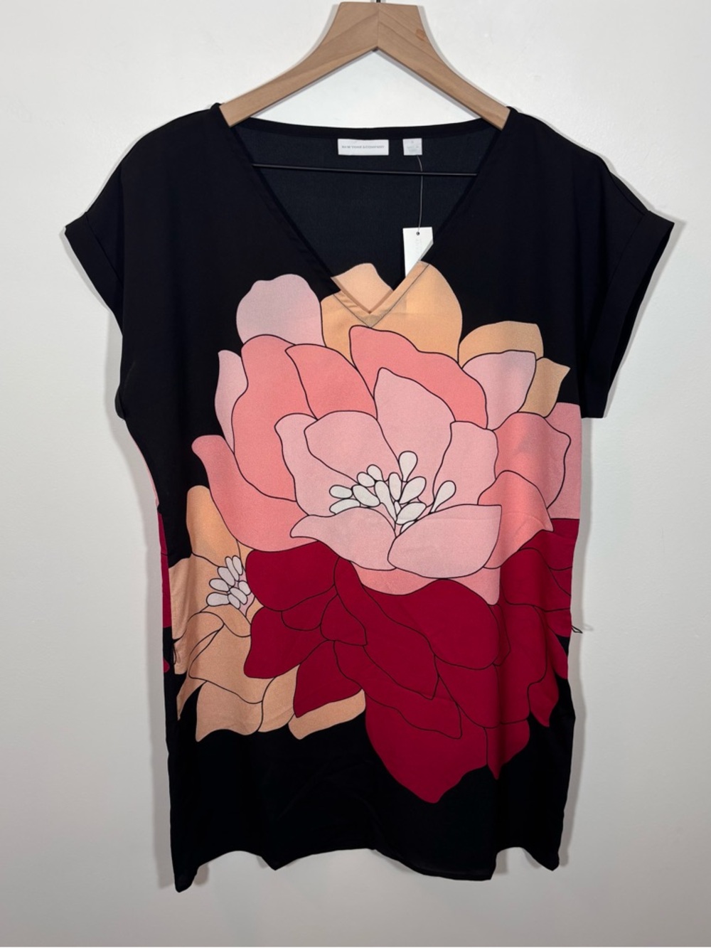 New York & Company Black V-Neck Tunic  Pink/Red Floral Print NEW medium *No belt